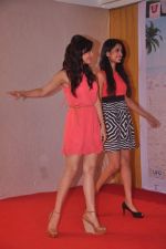Neha Sharma, Sarah Jane at Kya Super Cool Hain Hum promotions in NM College, Mumbai on 21st July 2012 (41).JPG